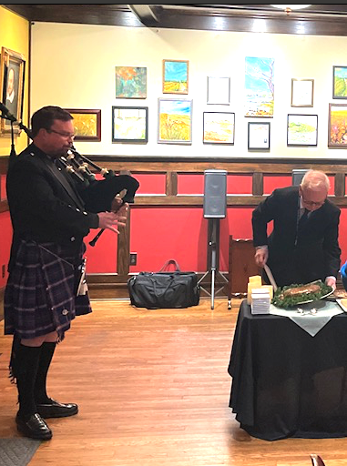 Burns cutting the haggis